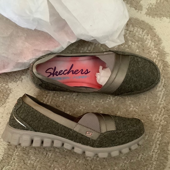 Size 6.5 Skechers Slip On Taupe BNIB - Picture 1 of 5